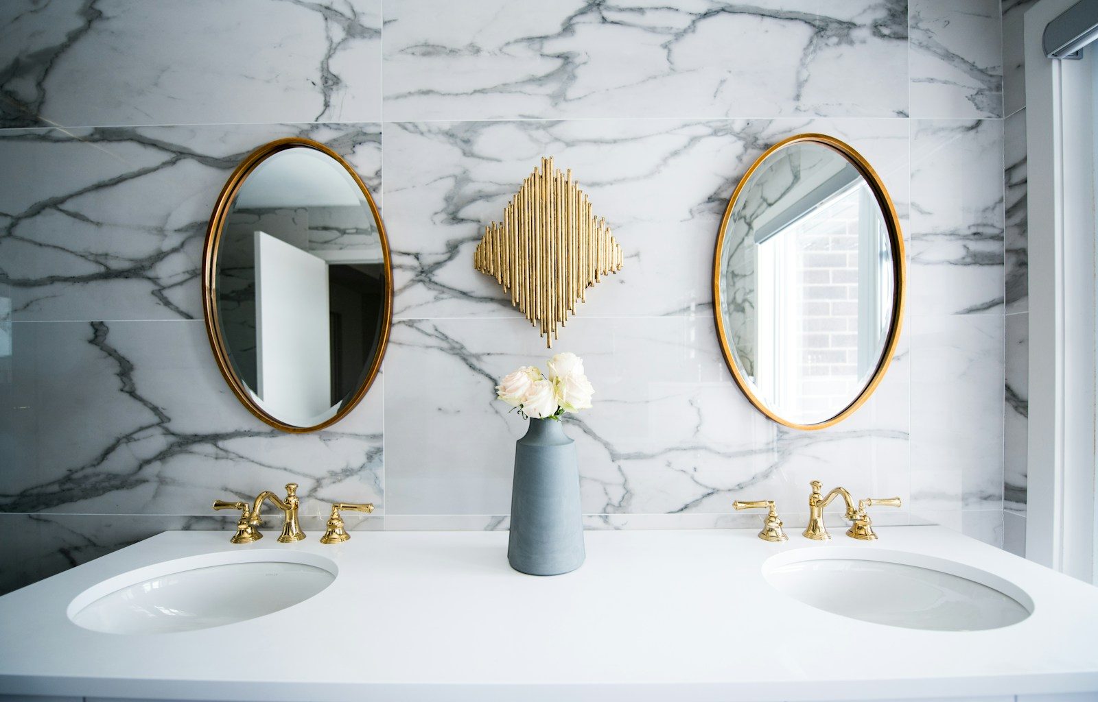 white ceramic sink