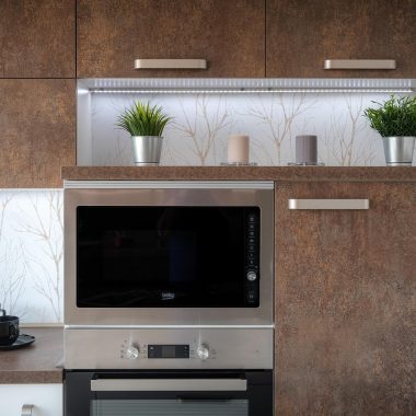 Inbouw koelkast achter een meubelfront in een moderne keuken