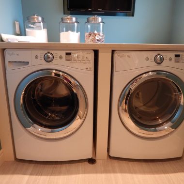 Vrijstaande wasmachine in een nette wasruimte