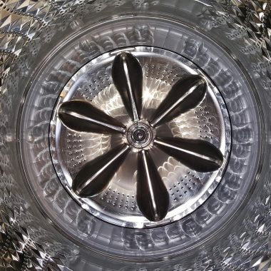 Wasmachine met open deur en zichtbaar rubberen manchet klaar voor schoonmaakbeurt