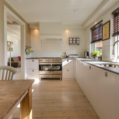 Woonkamer met beige muren en aardetinten als accentkleuren