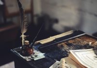 Bouwvergunning documenten en tekeningen op een bureau klaargemaakt voor indiening