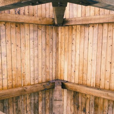 Woonboerderij interieur met houten balken, stenen vloer en moderne meubels