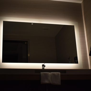 Badkamerspiegel met ingebouwde LED-verlichting boven een wastafel