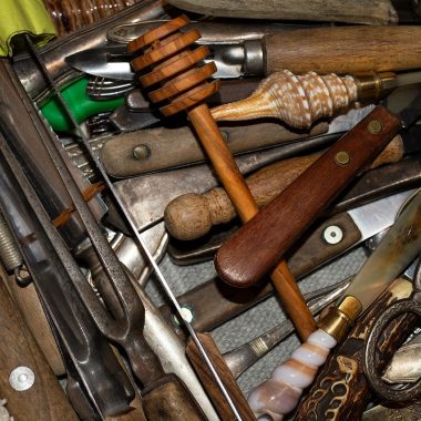 Netjes ingedeelde keukenlade met bestek en kookgerei op de juiste hoogte