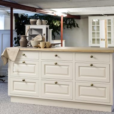 Ingebouwde kledingkast in een slaapkamer met witte kastdeuren en strak ontwerp