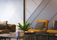 Een rustige woonkamer met licht hout, linnen kussens en een matte keramieken vaas in Japandi-stijl