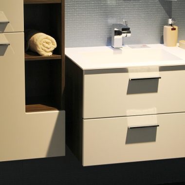 Compact zwevend wastafelmeubel in een kleine badkamer met spiegel erboven