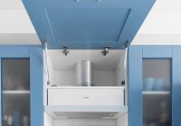 Afzuigkap boven een fornuis in een moderne keuken