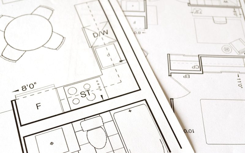 Woning in aanbouw met zichtbare leidingen en constructie in meerdere bouwfases